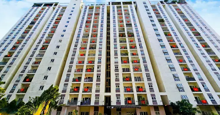 Hướng Dẫn Toàn Diện Cách Treo Cờ Chung Cư Chuẩn An Toàn