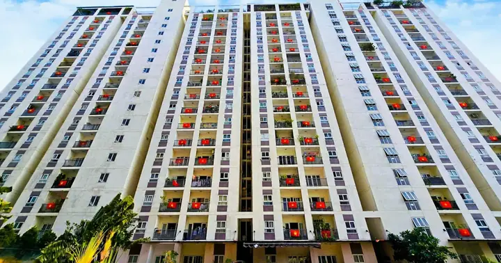 Hướng Dẫn Toàn Diện Cách Treo Cờ Chung Cư Chuẩn An Toàn