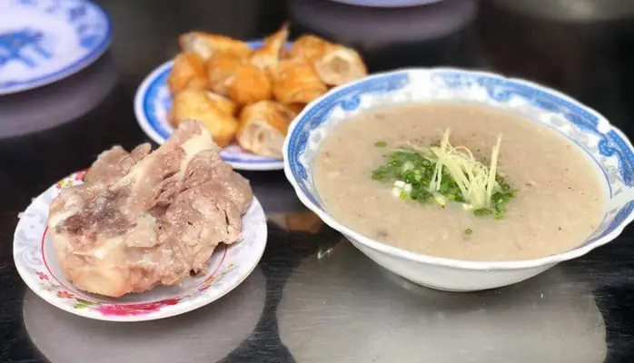Đánh Giá Chi Tiết Cháo Lòng Chung Cư Ngô Gia Tự: Trải Nghiệm Ẩm Thực Vỉa Hè Quận 10