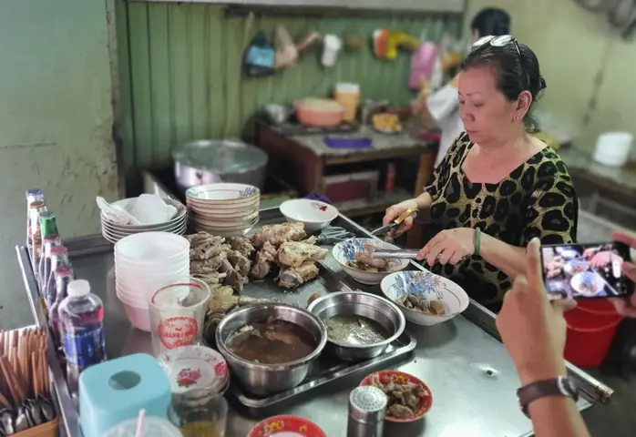 Đánh Giá Chi Tiết Cháo Lòng Chung Cư Ngô Gia Tự: Trải Nghiệm Ẩm Thực Vỉa Hè Quận 10