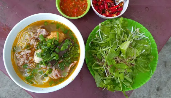 Đánh Giá Quán Ăn Bún Bò Út Vân: Trải Nghiệm Ẩm Thực Giữa Lòng Chung Cư Đánh Giá Quán Ăn Bún Bò Út Vân: Trải Nghiệm Ẩm Thực Giữa Lòng Chung Cư