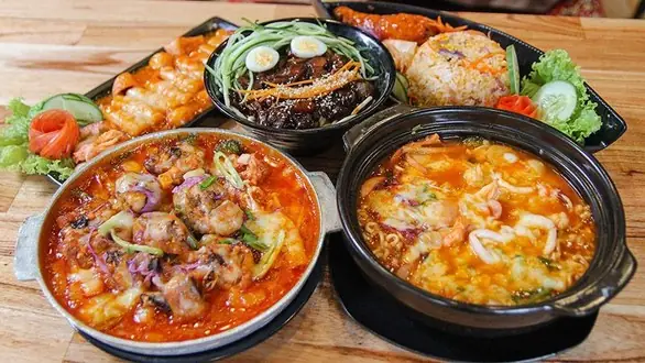 Mì Cay Ăn Vặt Bé Bon: Trải Nghiệm Hương Vị Đậm Đà Tại Chung Cư Nhiêu Lộc B, Quận Tân Phú