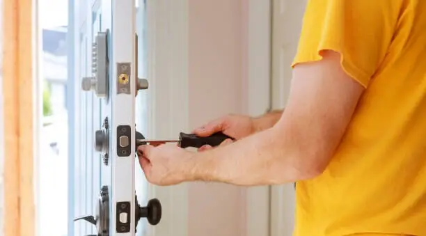 Đánh Giá Chi Tiết Dịch Vụ Thay Ổ Khóa Cửa Chung Cư: So Sánh Giải Pháp & Lựa Chọn Thông Minh Đánh Giá Chi Tiết Dịch Vụ Thay Ổ Khóa Cửa Chung Cư: So Sánh Giải Pháp & Lựa Chọn Thông Minh