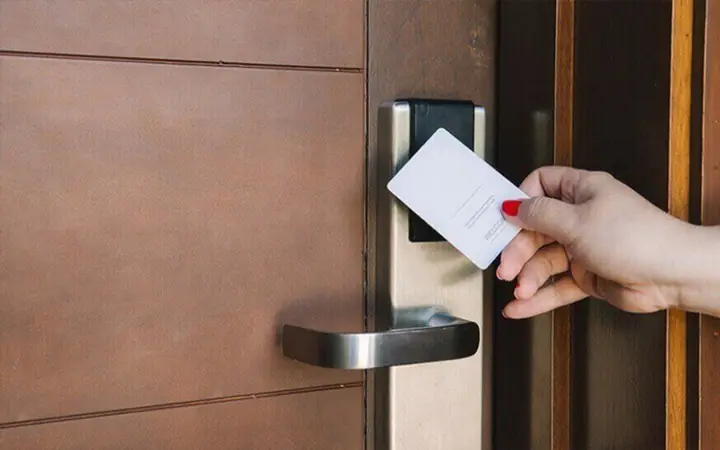 Đánh Giá Chi Tiết Dịch Vụ Thay Ổ Khóa Cửa Chung Cư: So Sánh Giải Pháp & Lựa Chọn Thông Minh