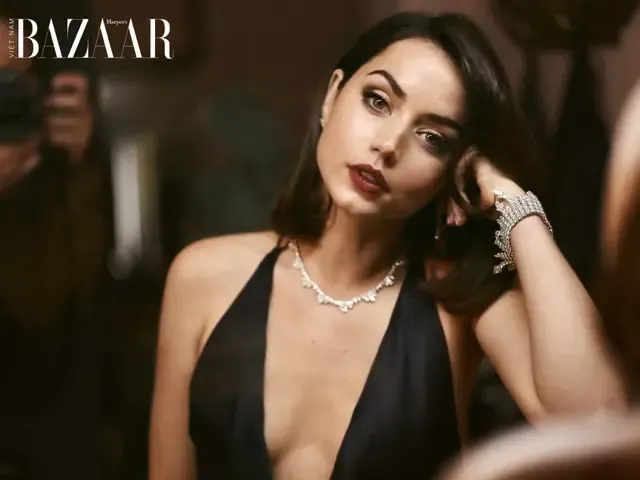 Ana De Armas trong một buổi chụp hình quảng bá phim.