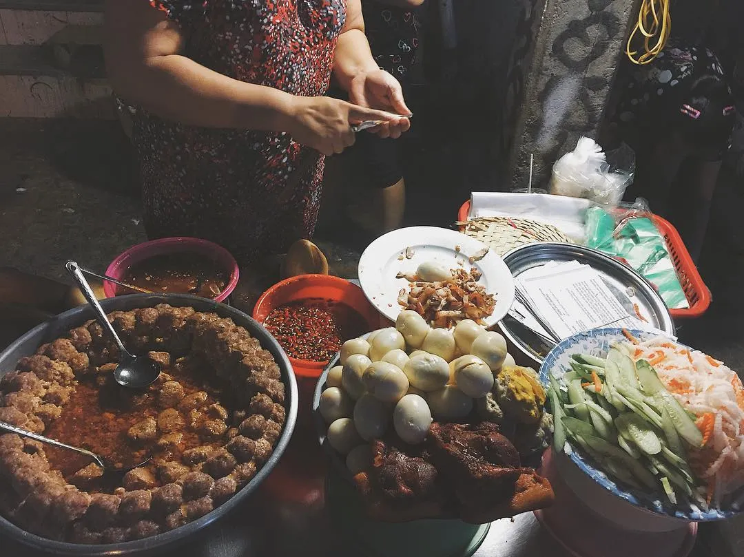 Bánh mì xíu mại trứng luộc, món ăn khuya nổi tiếng Phan Thiết