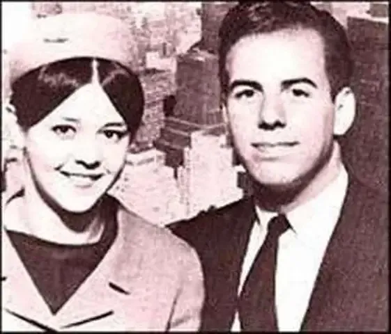 Frank Abagnale Jr. trong một bộ đồng phục giả mạo
