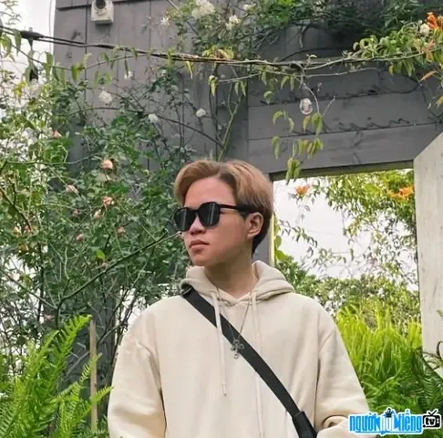 Một ảnh chụp màn hình từ video của Huy Noob, cho thấy anh đang vui vẻ trong một buổi livestream