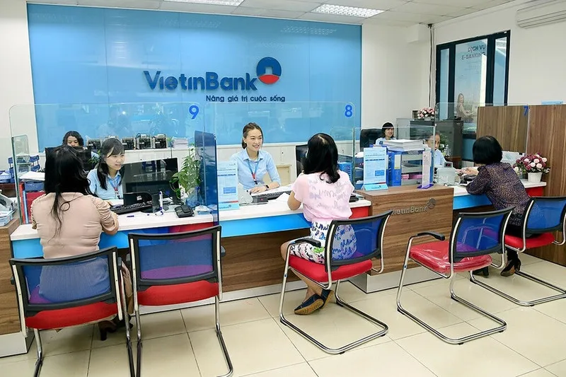 Khách hàng giao dịch tại quầy ngân hàng VietinBank