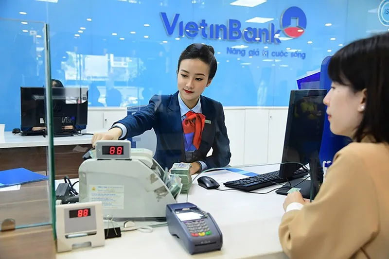 Khách hàng sử dụng điện thoại và thẻ ngân hàng VietinBank