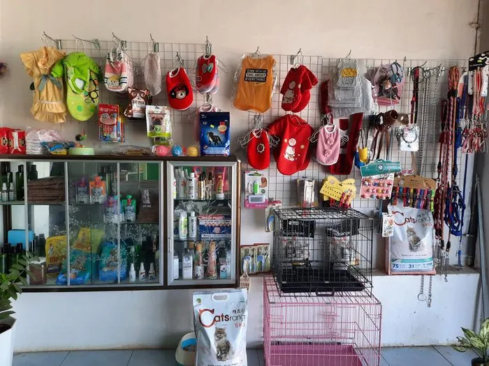 Khu vực bày bán thức ăn và đồ dùng cho thú cưng tại Petshop Hòa Thân Bình Thuận