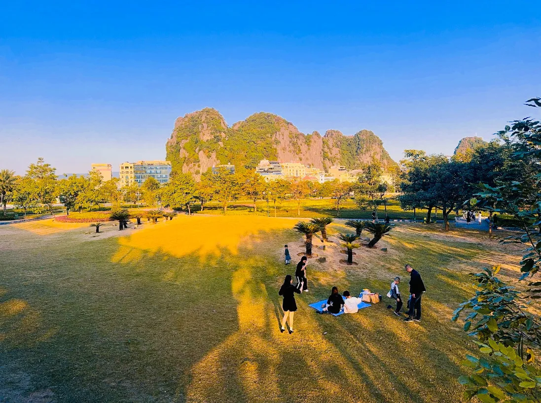 Khung cảnh xanh mát và độc đáo của công viên hoa Hạ Long
