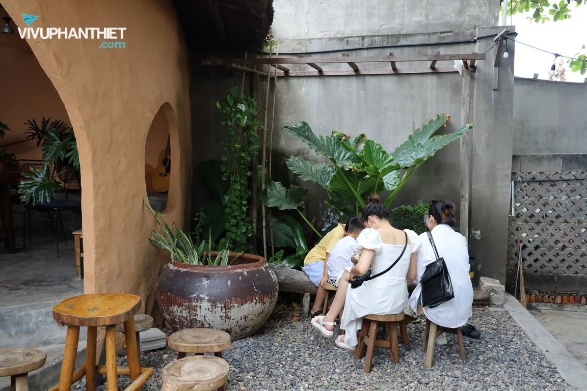 Một góc bàn được trang trí nghệ thuật tại Mơ Hoàng Phan Thiết
