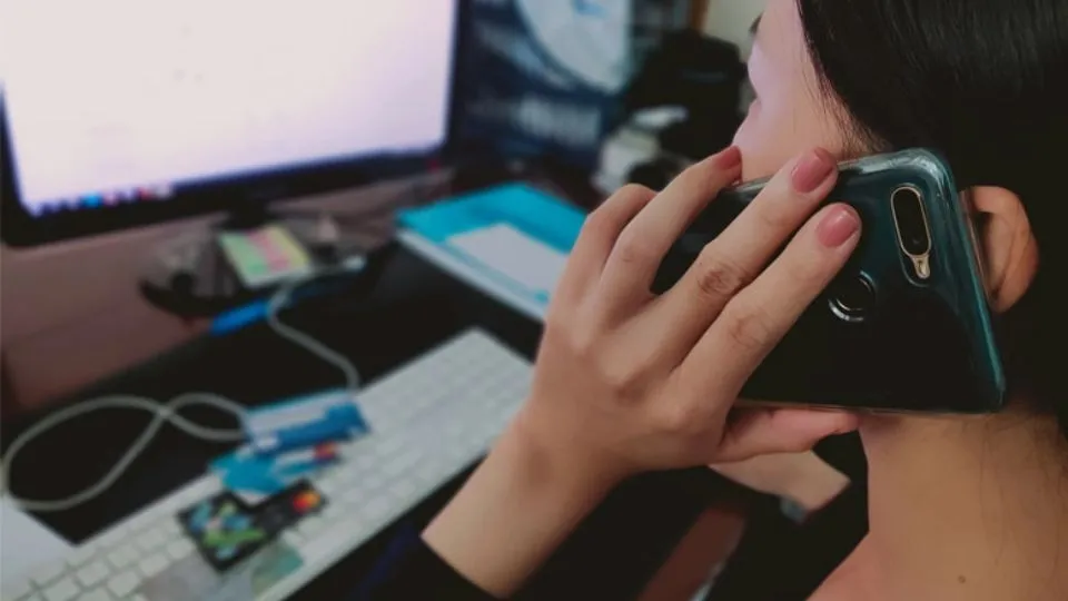 Nhiều người đang trao đổi qua điện thoại, đại diện cho việc nhận cuộc gọi từ tổng đài Viettel 3133 và thắc mắc 3133 là số điện thoại của cơ quan nào.