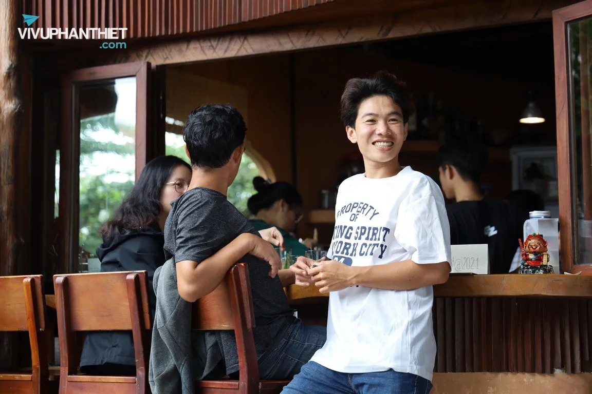 Quầy bar mở với thiết kế độc đáo tại Mơ Hoàng Cafe