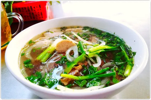 Tô phở nóng hổi tại quán Phở Đêm Minh Ký ở Phan Thiết