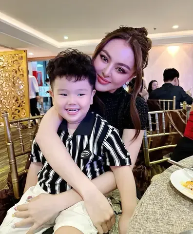 Trang Nemo giới thiệu sản phẩm trong cửa hàng