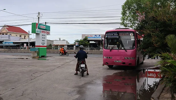 Xe buýt Bình Thuận đang di chuyển trên đường, minh họa hoạt động của tuyến xe buýt số 3