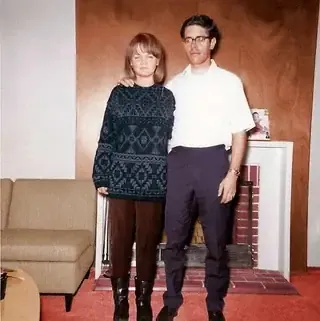 R/truecrimediscussion - Hình Darlene Ferrin (nạn Nhân Thứ 3 Của Zodiac) Với Một Người Đàn Ông Lạ Mặt (khá giống Mô Tả Về Zodiac Killer) Khoảng Năm 1966 Hoặc 1967