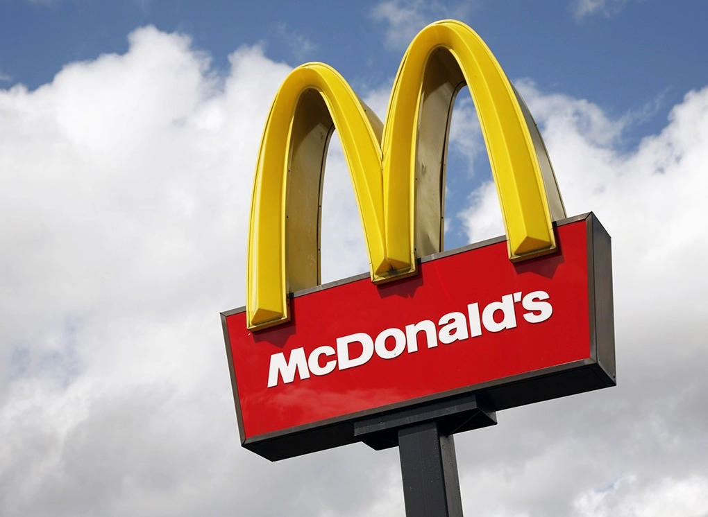 McDonald's Của Nước Nào? Giải Mã Nguồn Gốc Đế Chế Thức Ăn Nhanh Toàn Cầu Biển hiệu McDonald's nổi tiếng