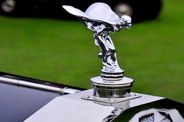 Rolls-Royce của nước nào? Lịch sử và vị thế của thương hiệu xe siêu sang Biểu tượng Spirit of Ecstasy trên xe Rolls-Royce
