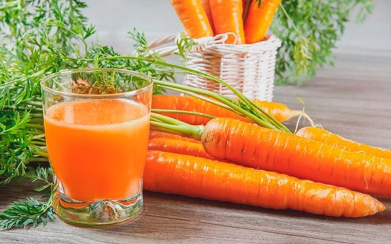 Cà rốt tươi và ly nước ép cà rốt