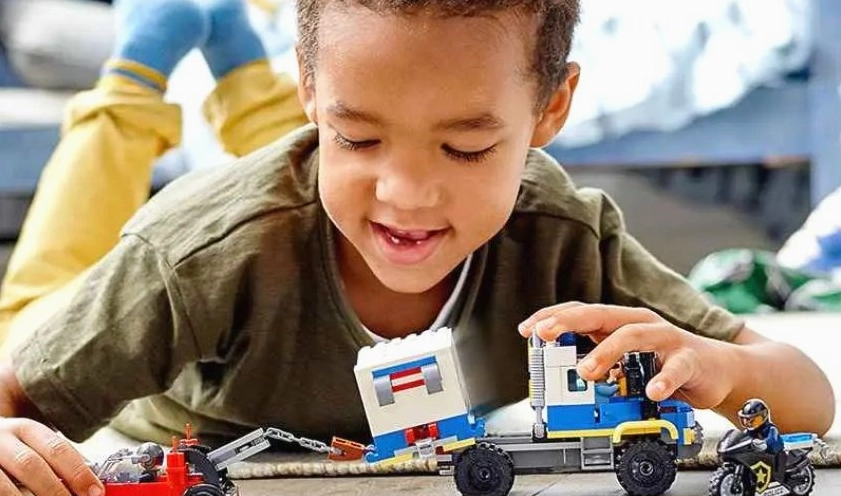 Lego Của Nước Nào? Khám Phá Nguồn Gốc và Sự Phát Triển Vượt Bậc Các mô hình Lego được trưng bày