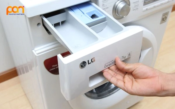 Đổ Nước Giặt Vào Ngăn Nào? Hướng Dẫn Chi Tiết 2026 Cách đổ nước giặt vào máy giặt cửa ngang