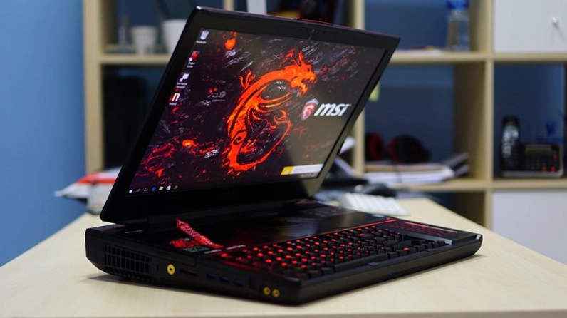 Cận cảnh bàn phím và logo MSI trên laptop