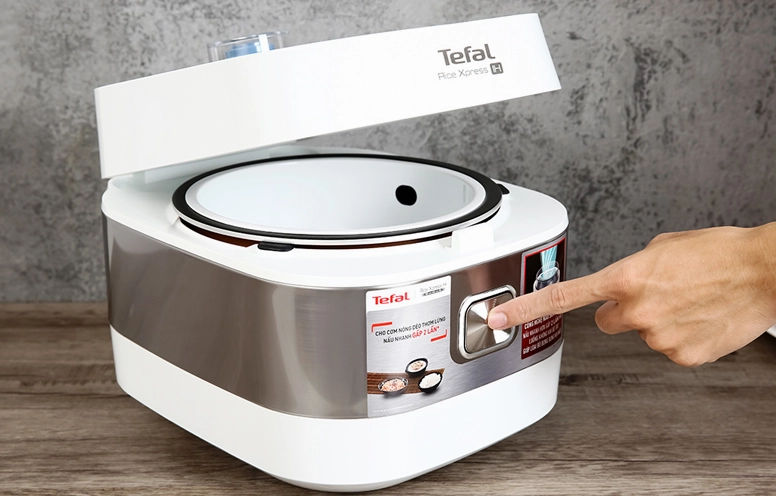 Tefal Của Nước Nào? Khám Phá Nguồn Gốc Thương Hiệu Gia Dụng Nổi Tiếng Cận cảnh công nghệ chống dính của chảo Tefal