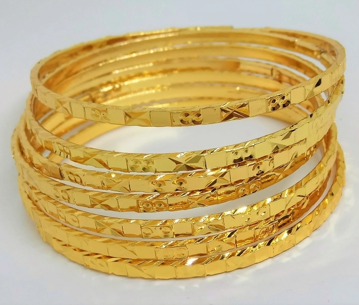 Cận cảnh trang sức vàng 18K tinh xảo