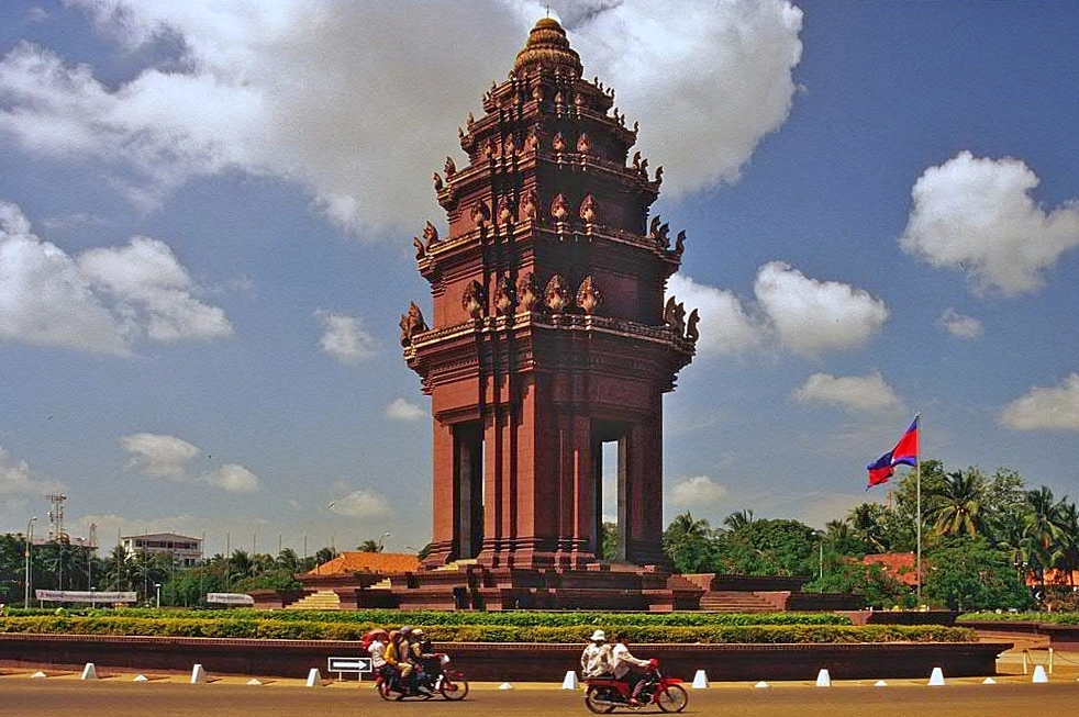 Phnom Penh: Thủ đô Campuchia và những điều bạn cần biết Cảnh nhộn nhịp trên đường phố Phnom Penh