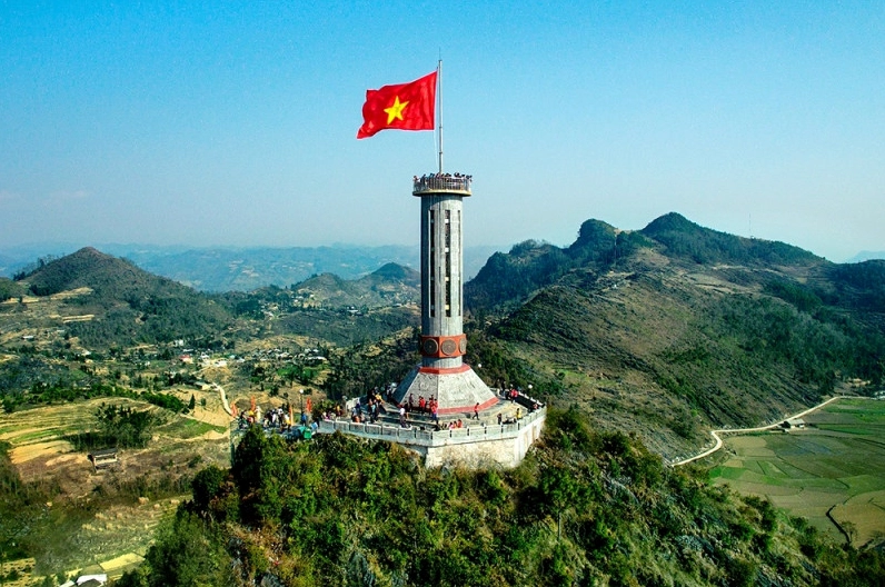Điểm Cực Bắc Nước Ta Thuộc Tỉnh Nào? Khám Phá Vị Trí Địa Lý Độc Đáo Cánh đồng hoa tam giác mạch tại Lũng Cú