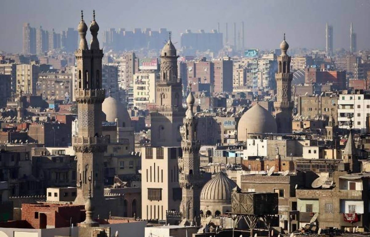 Cairo Là Thủ Đô Nước Nào? Khám Phá Trái Tim Ai Cập Huyền Bí Cảnh quan đường phố Cairo với kiến trúc đặc trưng