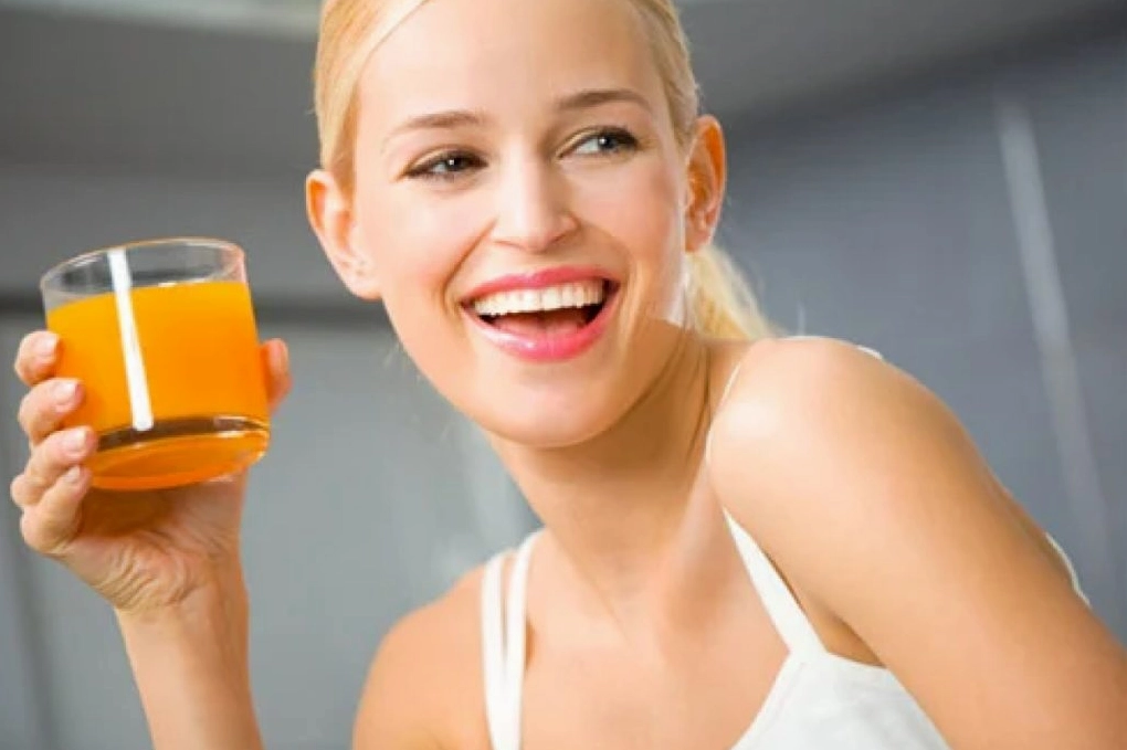 Cặp đôi thưởng thức nước ép trái cây bên nhau
