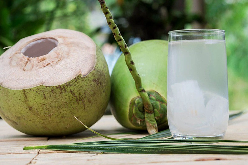 Chai nước dừa tươi trên bàn