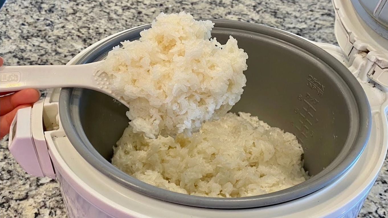 cho-nuoc-cot-dua-vao-xoi-khi-nao-e-thom-ngon-chuan-vi_613