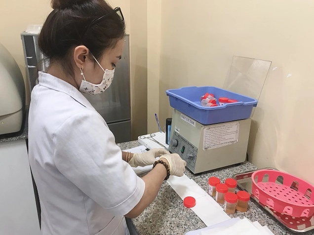 Chuẩn bị dụng cụ lấy mẫu nước tiểu