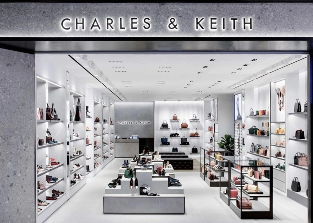 Cô gái phối đồ với túi Charles & Keith