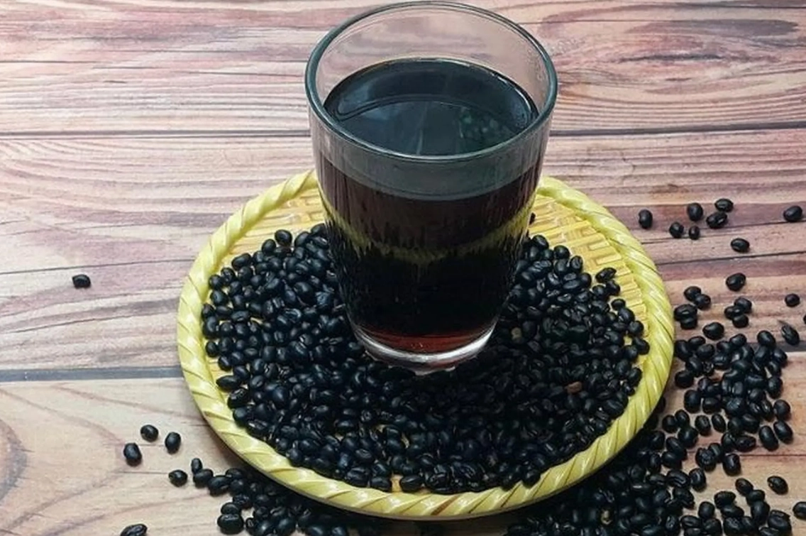 Uống nước đậu đen vào thời điểm nào là tốt nhất? Chuyên gia giải đáp Cô gái uống nước đậu đen