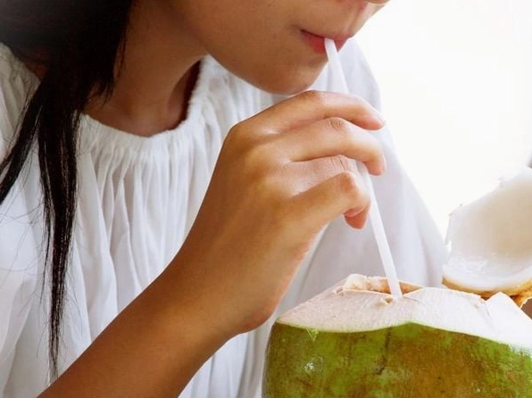 Cốc nước dừa tươi với đá và lá dứa