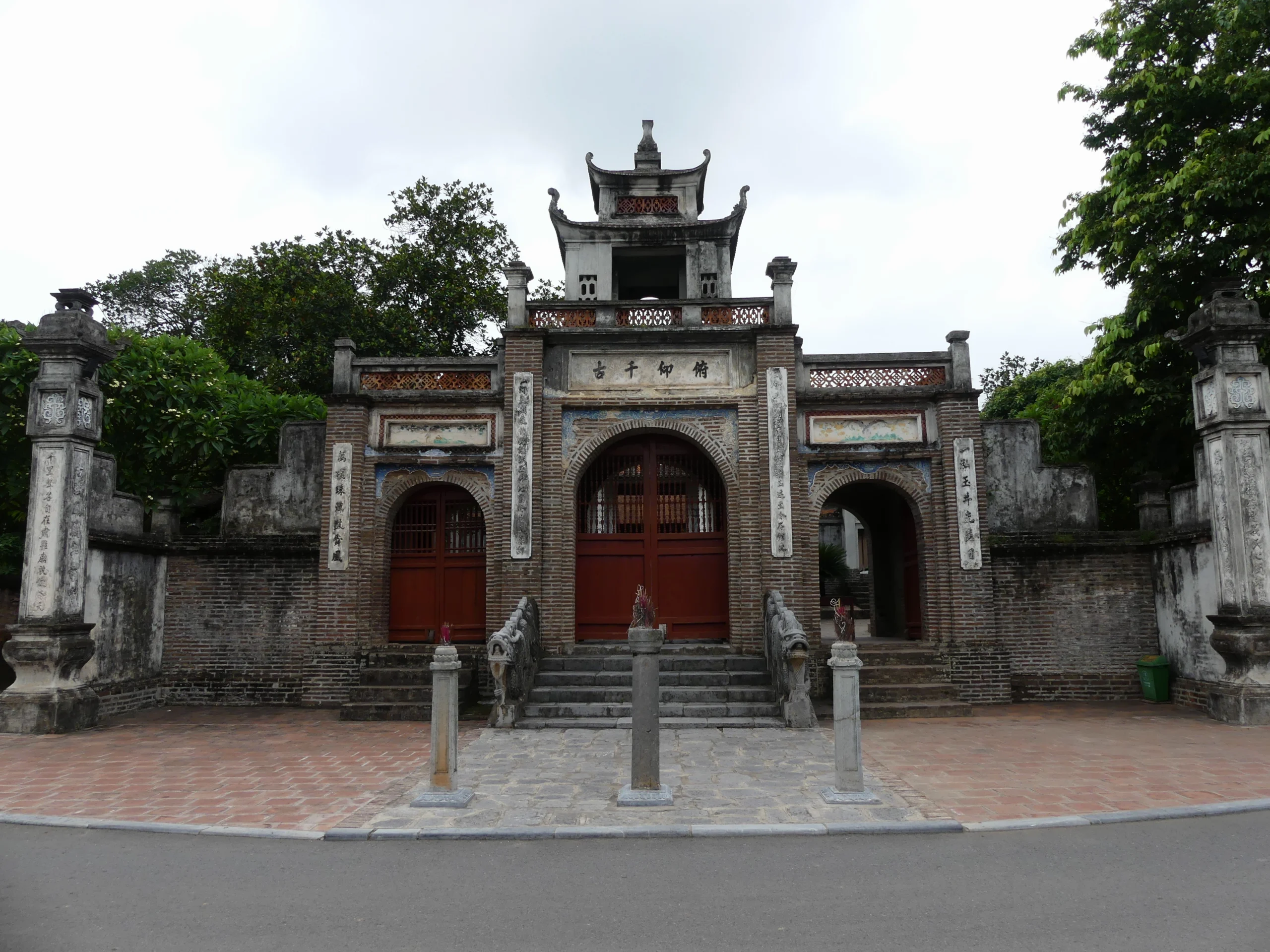 Thành Cổ Loa: Kinh Đô Của Nhà Nước Nào? Cổng Đền An Dương Vương tại Cổ Loa