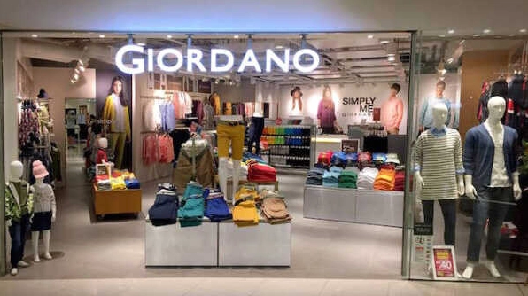 Giordano của nước nào? Hé lộ nguồn gốc và hành trình chinh phục thế giới Cửa hàng Giordano trưng bày sản phẩm