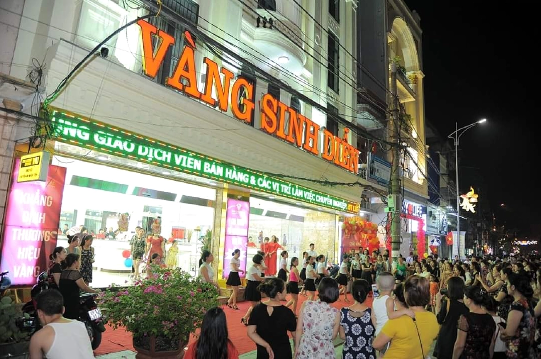 Vàng Sinh Diễn: Khám Phá Giá Trị, Xu Hướng và Lời Khuyên Đầu Tư 2026 Cửa hàng trưng bày sản phẩm vàng Sinh Diễn