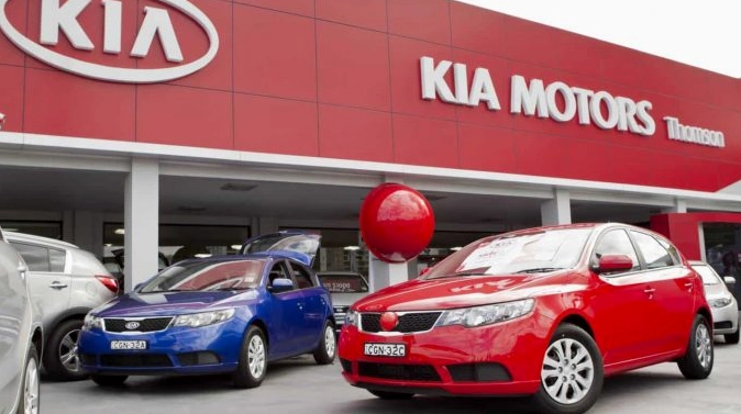 Kia của nước nào sản xuất? Lịch sử và tương lai xe Kia Dàn xe Kia tại showroom