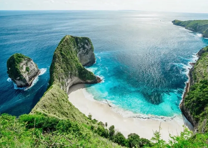 Bali Là Nước Nào? Khám Phá Đảo Thần Tiên Năm 2026 Du khách tham gia các hoạt động trên biển tại Bali