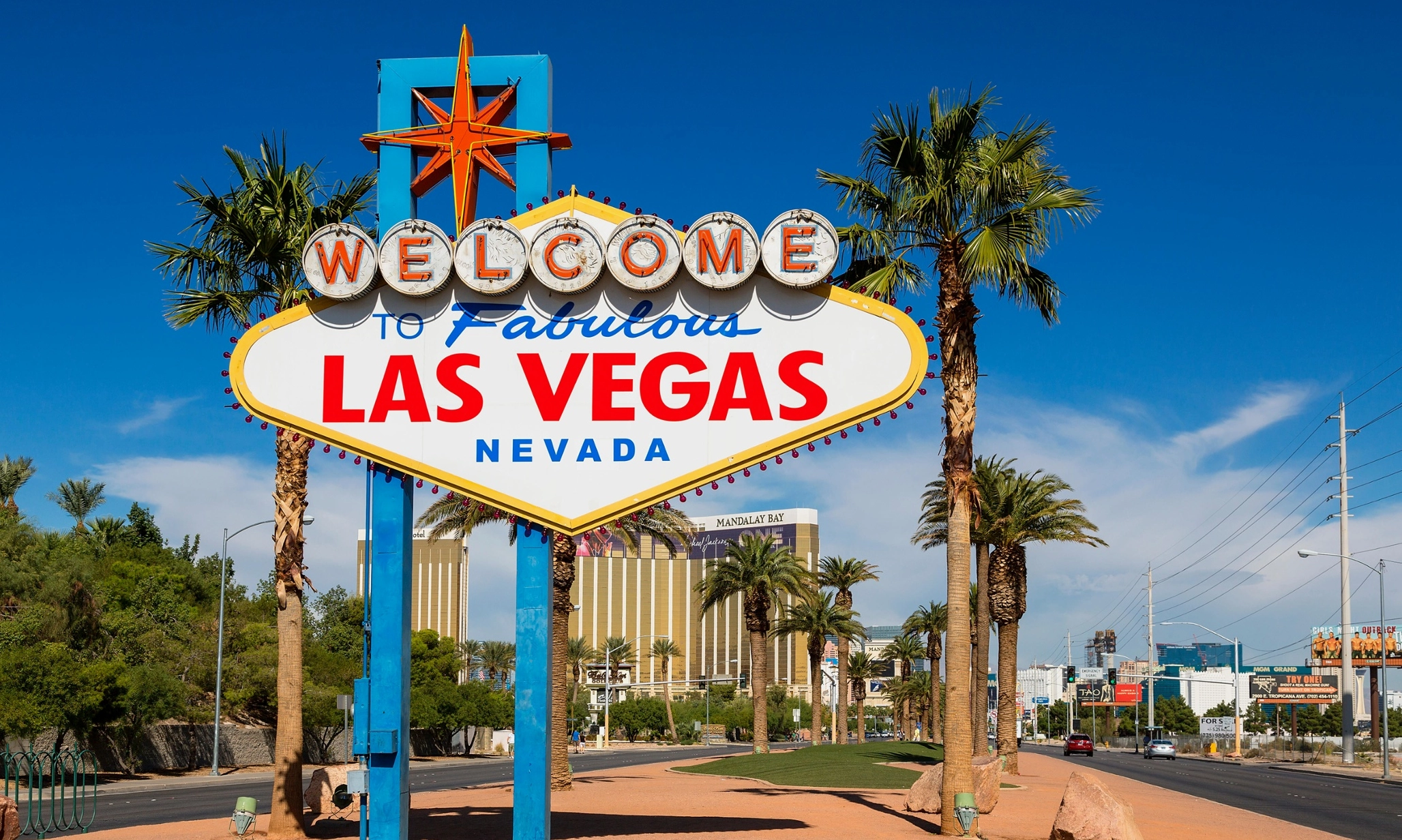 Du khách tham quan một trong những khách sạn nổi tiếng ở Las Vegas