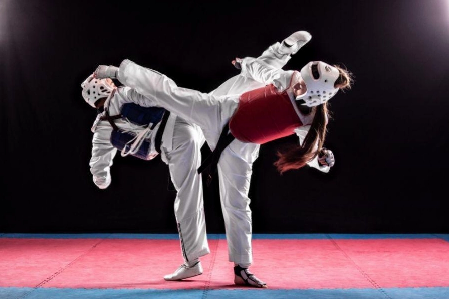 Taekwondo Của Nước Nào? Nguồn Gốc Và Sự Phát Triển Toàn Cầu Hình ảnh võ sinh Taekwondo biểu diễn đòn đá cao