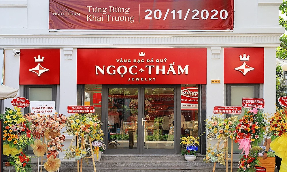 Khách hàng xem trang sức tại Tiệm Vàng Ngọc Thẩm