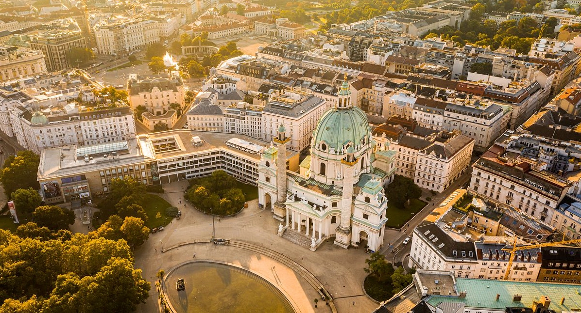 Vienna Là Thủ Đô Nước Nào? Khám Phá Thành Phố Của Âm Nhạc Và Lịch Sử Không gian quán cà phê Vienna truyền thống